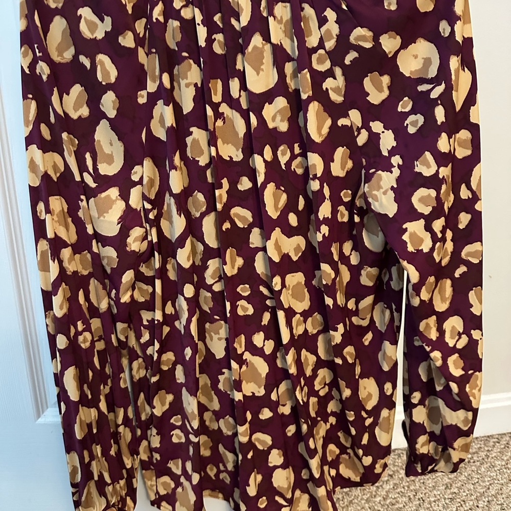 Light long sleeve Nine West dressy top size Medium